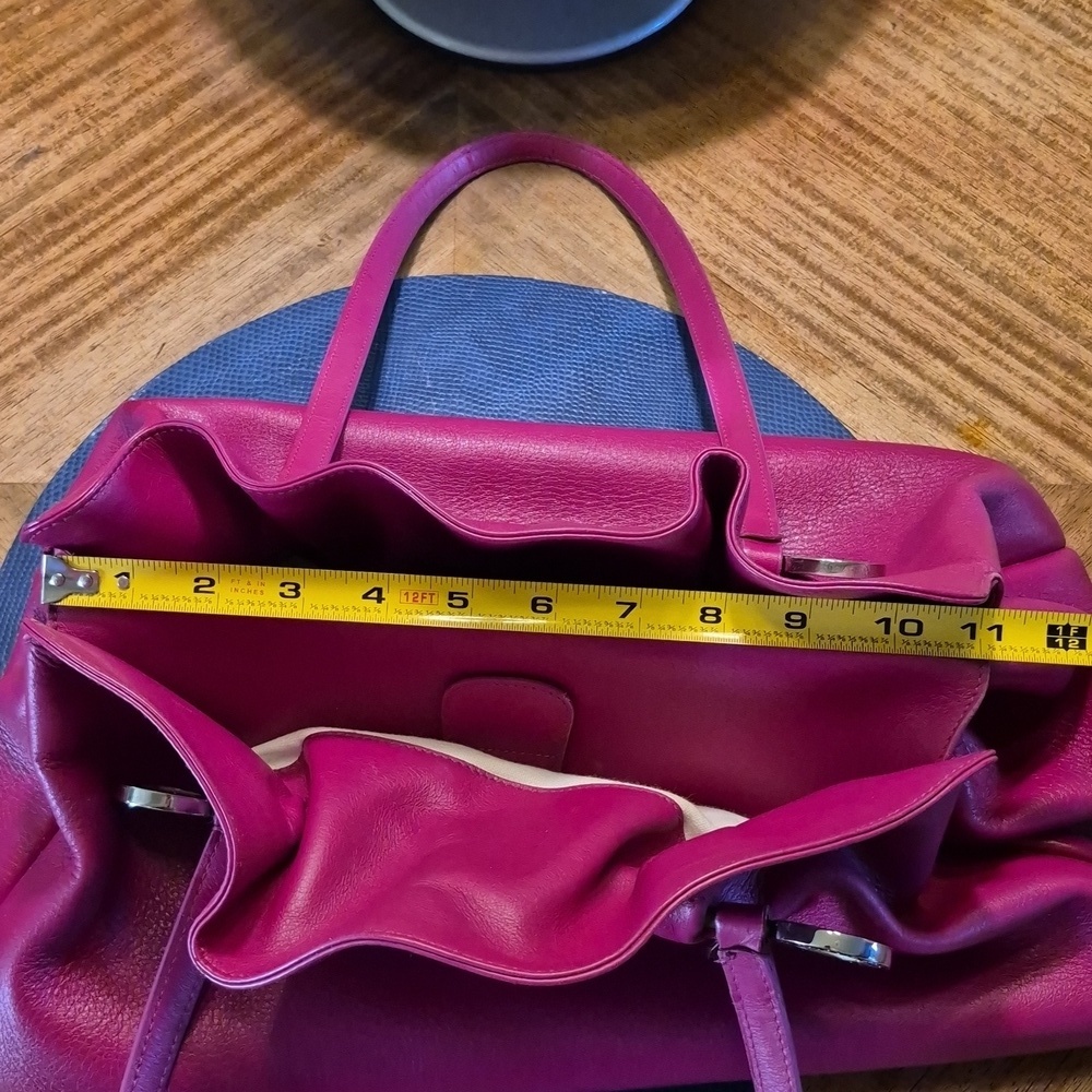 Bvlgari: Fushia Leather Twist Shoulder Bag.Very Nice Cond. L.14"xH.10"×D.9". - Picture 11 of 16